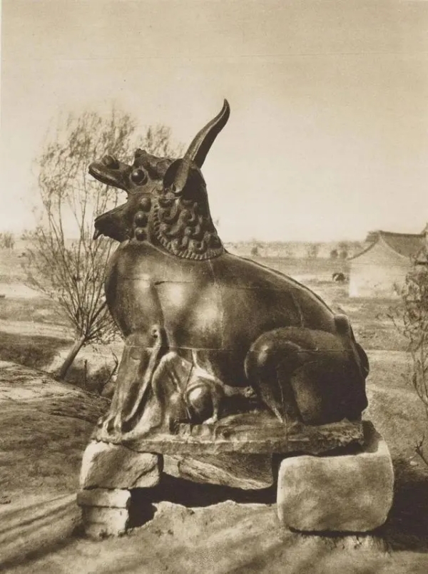 图为清朝末年德国著名建筑师恩斯特·柏石曼于当时太原水西门外拍下的明代獬豸铁像，如今陈列于太原纯阳宫中。