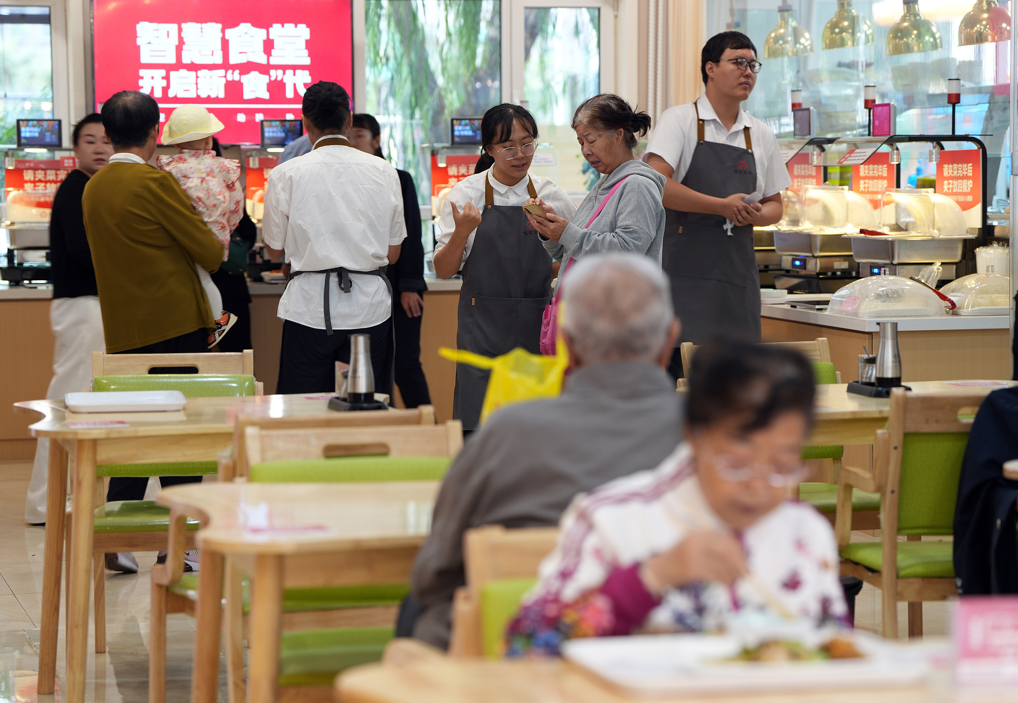 甘肃兰州：社区智慧食堂方便老人用餐