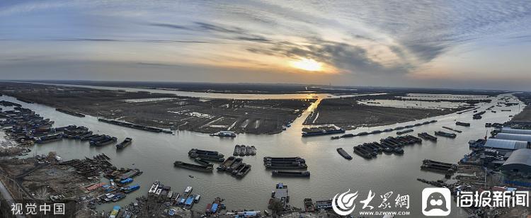 2023年2月13日，山东济宁，京杭大运河微山段货运船只穿梭往来，一派繁忙景象。来源：视觉中国
