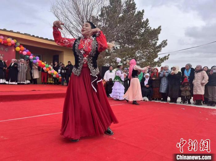 阿娜尔古丽的表演受到群众喜爱。受访者提供