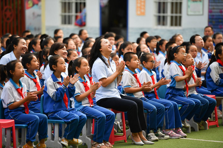 2021年7月1日，在位于陕西省延安市的杨家岭福州希望小学，师生收看庆祝中国共产党成立100周年大会。新华社记者 张博文 摄