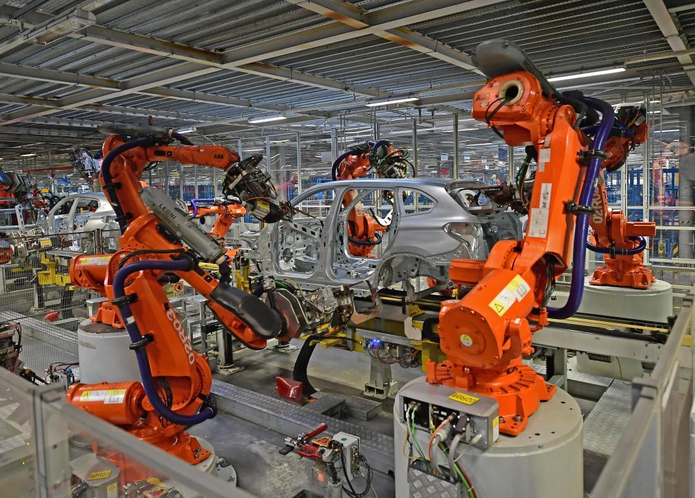这是2022年2月16日，在华晨宝马沈阳铁西工厂车身车间，机器臂在焊接车身。新华社记者杨青摄