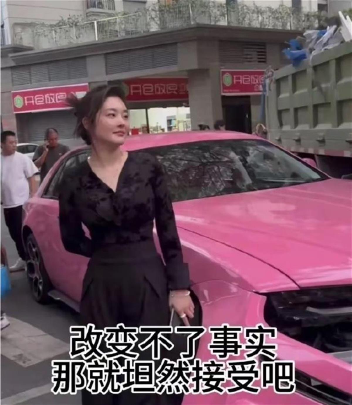 朱女士在被撞坏的劳斯莱斯车前(视频截图)