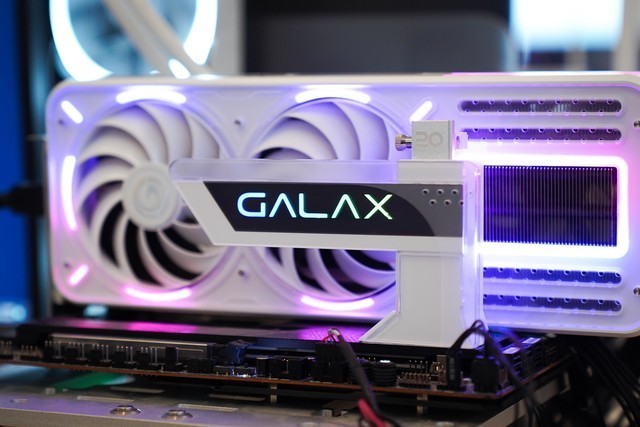 影驰20周年RTX 4070显卡评测 纯白典雅 独特背插