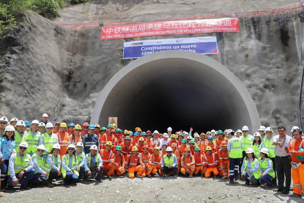 这是1月23日拍摄的秘鲁马丘比丘公路隧道项目贯通仪式现场。
