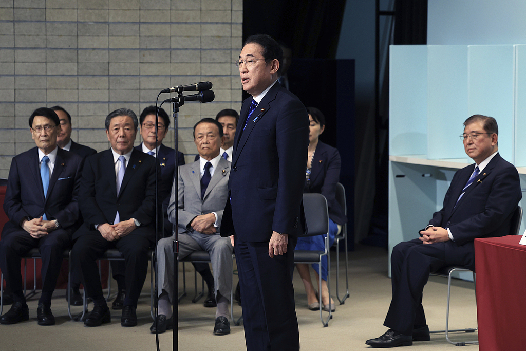当地时间2024年9月27日,日本东京,日本自民党总裁选举在自民党总部进行投票和开票,石破茂当选自民党总裁,将接任日本首相。日本首相岸田文雄发表讲话。视觉中国 图