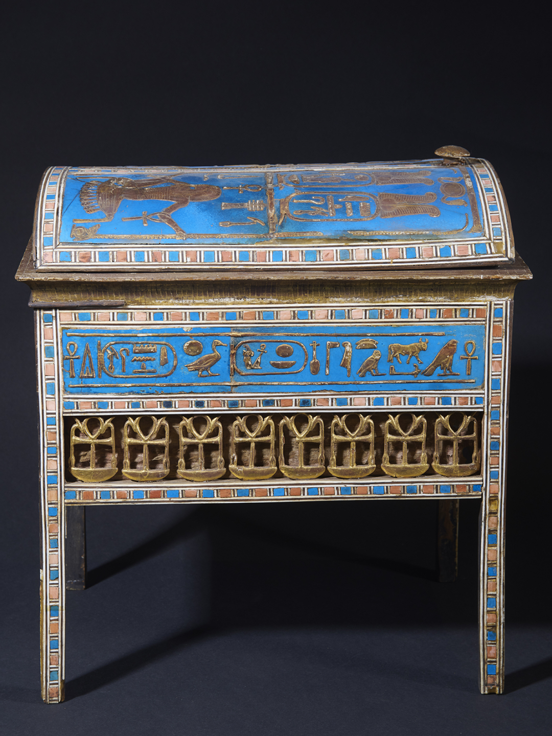 装饰有黄金、象牙和费昂斯的箱子,带有阿蒙荷太普三世和泰伊王后的名字,木、费昂斯、金、象牙,18王朝(公元前1550-1295年),埃及国家博物馆
