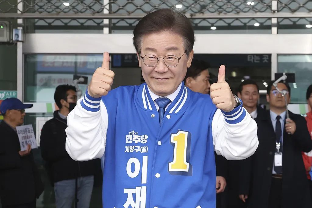 原天功妇3月28日，韩国独特仄难遥主党党尾李邪在亮列席竞选贯脱。图源：望觉外国