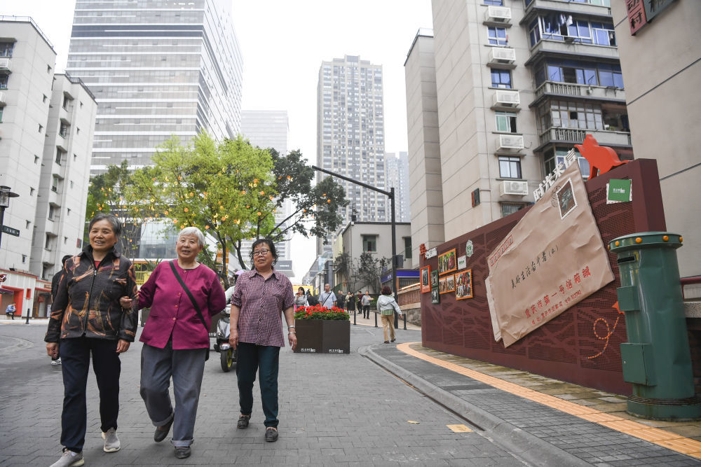 2024年4月22日，居民在重庆市九龙坡区谢家湾街道民主村社区内散步。