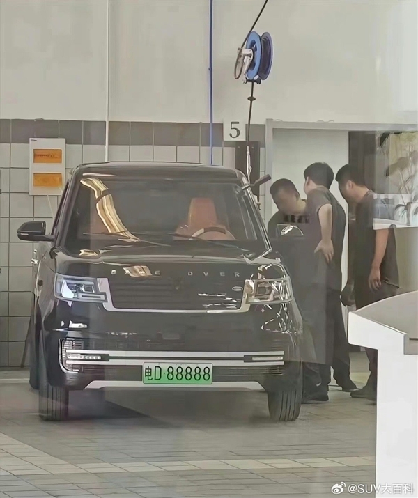 车头字母“GAME OVER” 李鬼老头乐开进路虎4S店:售后都整沉默了