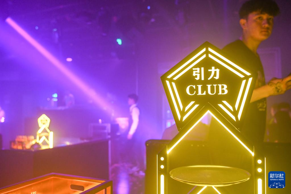 4月19日2时许拍摄的霍尔果斯市的一家酒吧。新华社记者 赵戈 摄