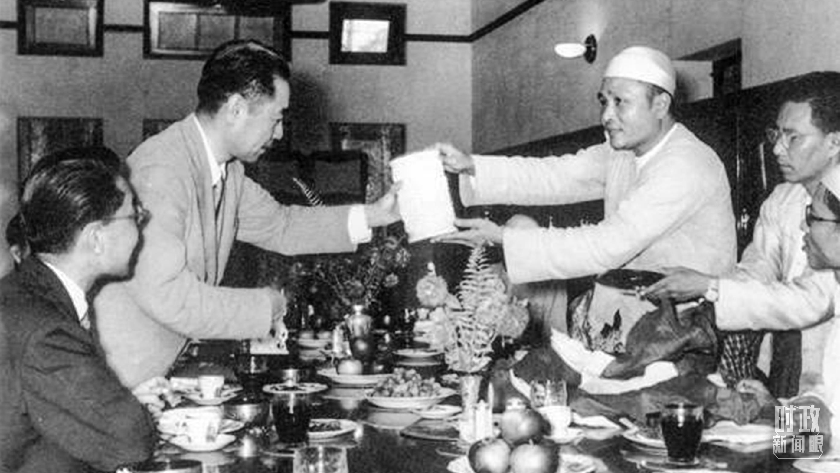 △1954年6月，周恩来访问缅甸时同缅甸总理吴努在一起。（资料图）
