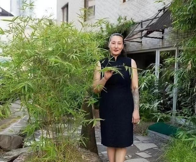 她曾是女排奥运冠军，退役后开饭店纹起大花臂，直到40岁才生子