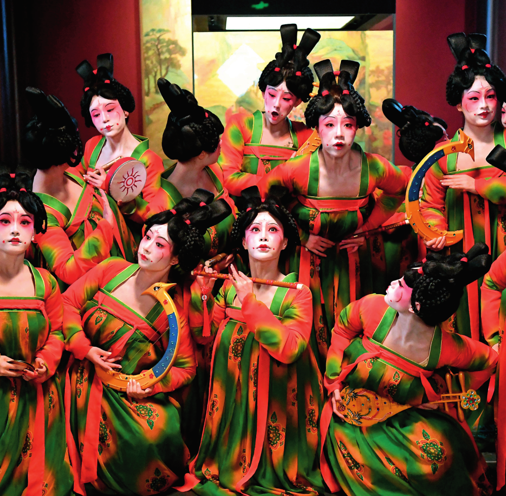 郑州歌舞剧院的演员在河南博物院录制元宵奇妙夜节目（资料照片） 李安摄 / 本刊