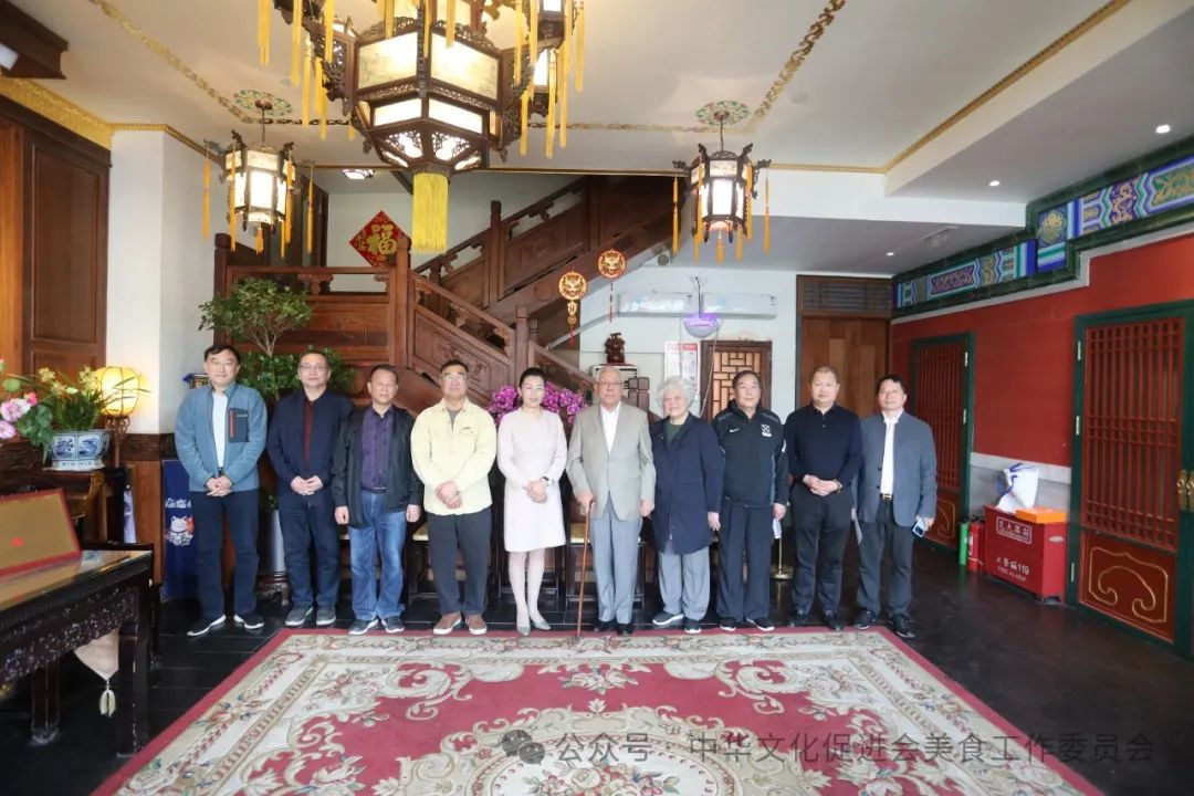 参加授牌仪式的嘉宾合影