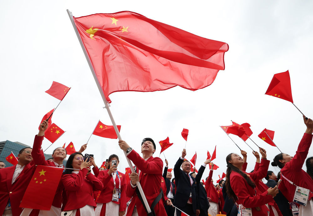 ↑7月26日,第33届夏季奥林匹克运动会开幕式在法国巴黎举行,中国体育代表团旗手马龙在开幕式前挥舞国旗。