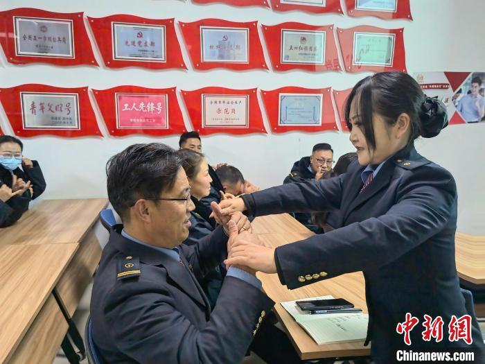 指尖上的服务记拉萨火车站精通手语的售票员