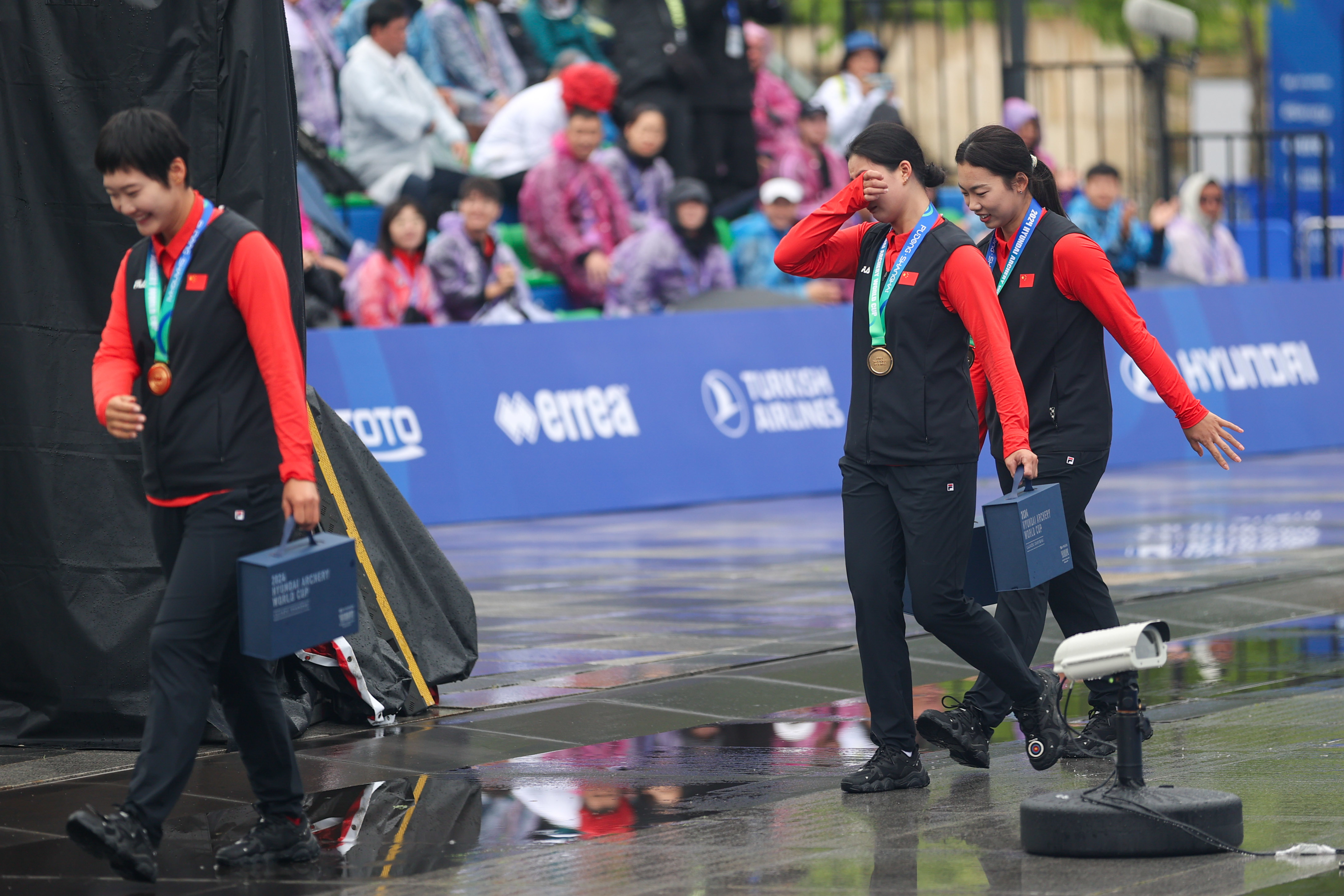4月28日，中国队选手李佳蔓（中）在颁奖仪式后离场时落泪。新华社记者 王翔 摄