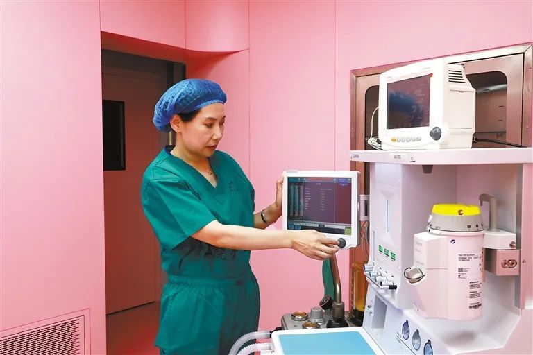 阿里地区妇幼保健院手术室里，正在检查仪器的河北省第十批援藏医疗人才冯丽珍。记者 永青 摄