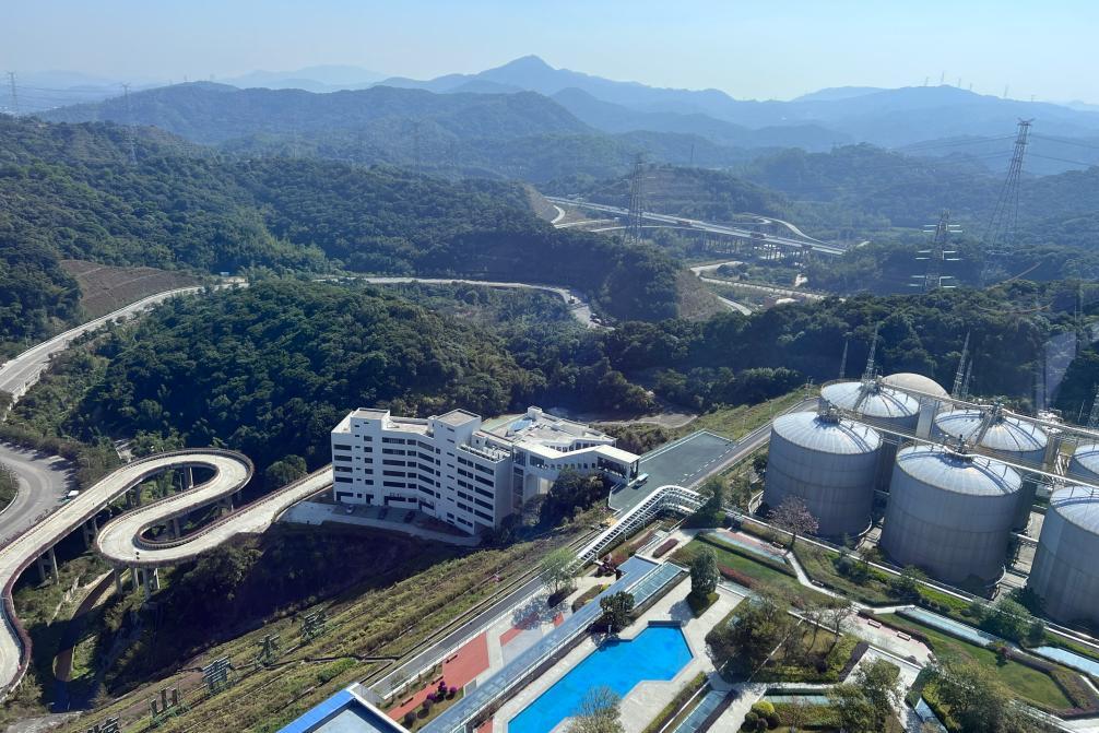 广州市福山循环经济产业园将垃圾焚烧发电厂的烟囱开发成工业旅游观光塔，休闲平台设置空中咖啡厅，可一览园区全景。新华社记者唐诗凝 摄