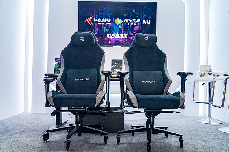 BLAST CS2总决赛同款电竞桌椅,逐夜亮相ChinaJoy2024__凤凰网