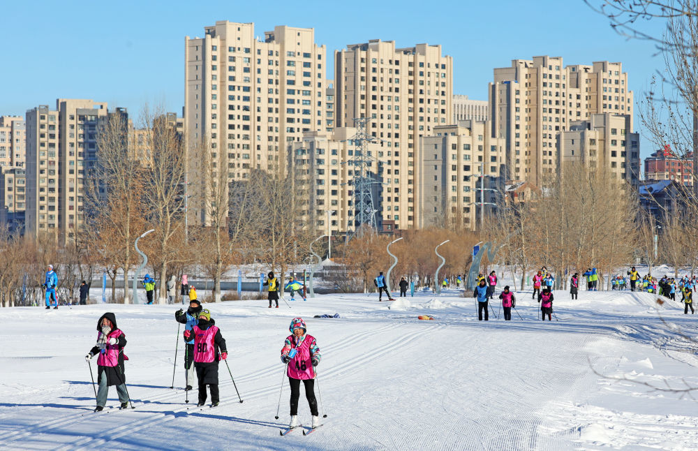 12月21日，市民在内蒙古自治区呼伦贝尔市城市越野滑雪公园参加滑雪挑战赛。新华社发（韩颖群摄）