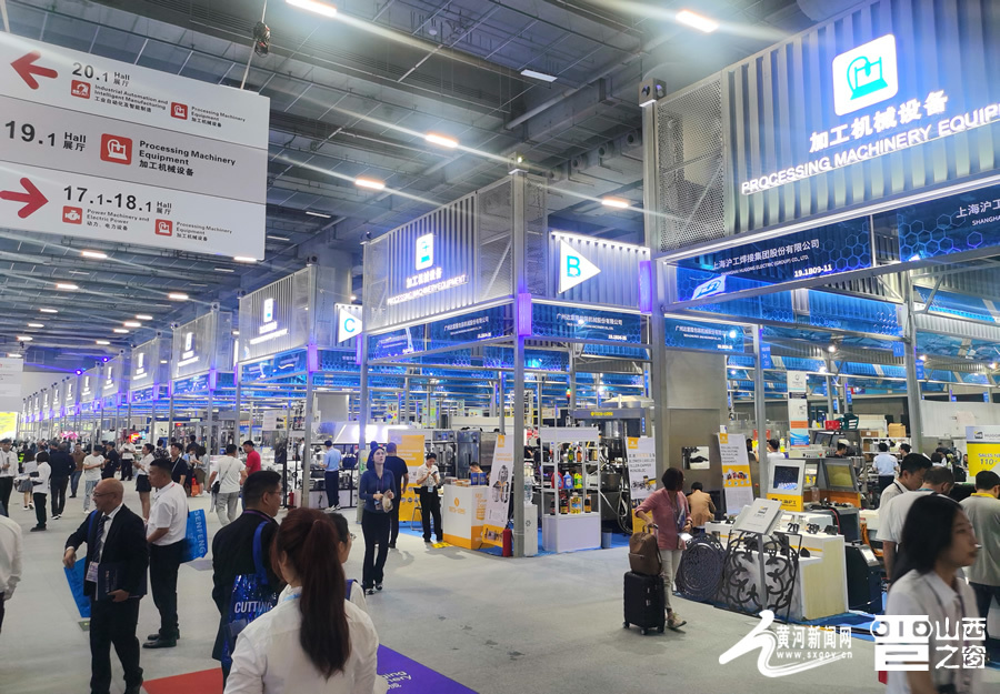 图为广交会首期展览中的加工机械设备展区。