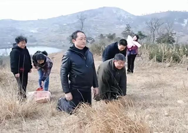 孙安平跪在祖坟前