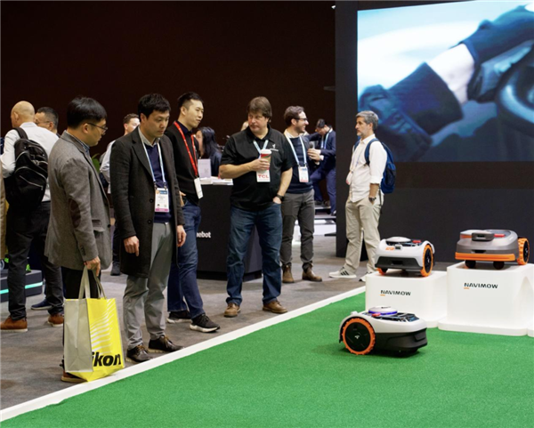 九号新一代智能割草机器人亮相CES 2024:厘米级高精度定位
