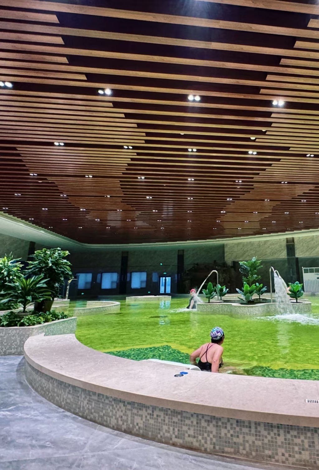 运城盐湖打造出了以盐为本的“五绝”康养休闲体验之一——医用温泉水疗。这里的温泉水源自盐湖中心腹地2121米深处，为氟、锶型地热矿泉水，医用价值高。澎湃新闻记者 金向玉 摄