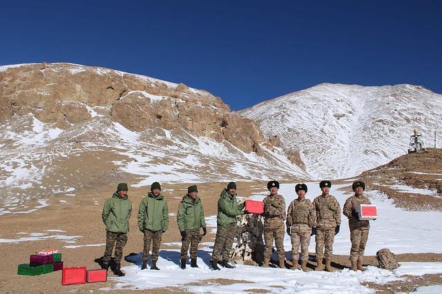 （周四，中印士兵在实际控制线沿线交换糖果）