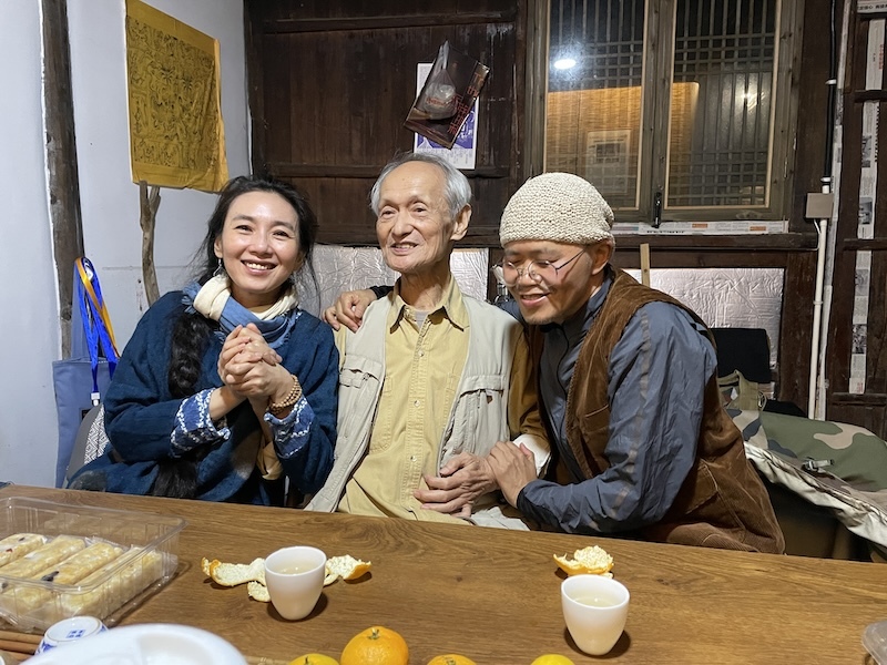 黄永松先生与王国慧（左，公益组织乐与永续负责人，前《汉声》编辑）、翟明磊