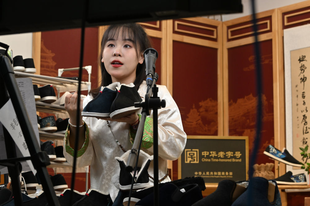 2023年12月8日,主播在老美华的直播基地内带货。老美华始创于1911年,历史上以“千层底”布鞋闻名,是享誉津门的“中华老字号”。新华社记者 李然 摄