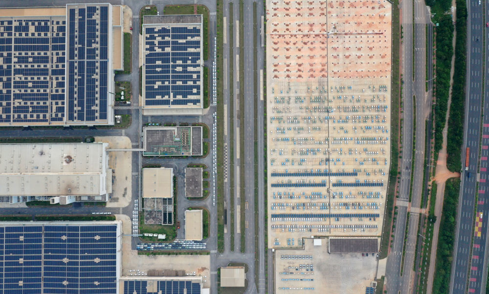 ↑这是广西南宁市伶俐工业园区新能源汽车生产基地（无人机照片，5月14日摄）。新华社记者 陆波岸 摄