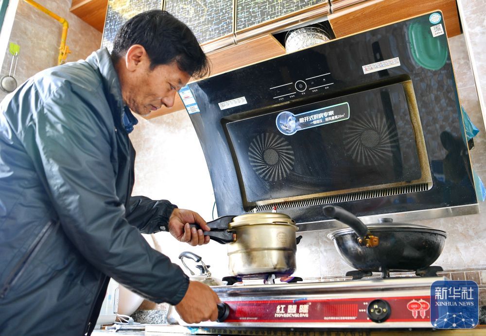 ↑桑布用高压锅做饭（4月22日摄）。新华社记者 张汝锋 摄