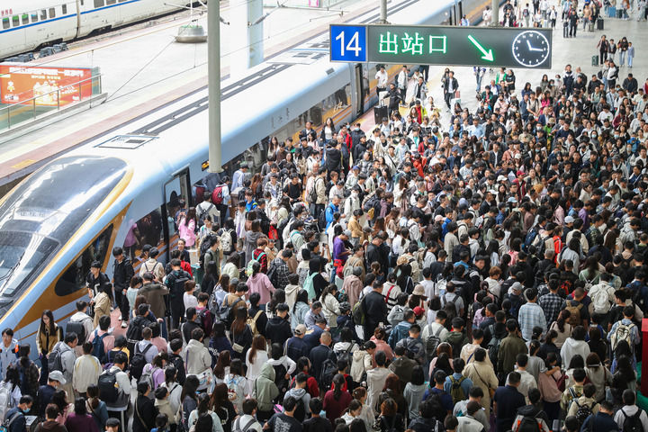 10月1日，旅客在南京火车站下车出站。新华社发（苏阳 摄）