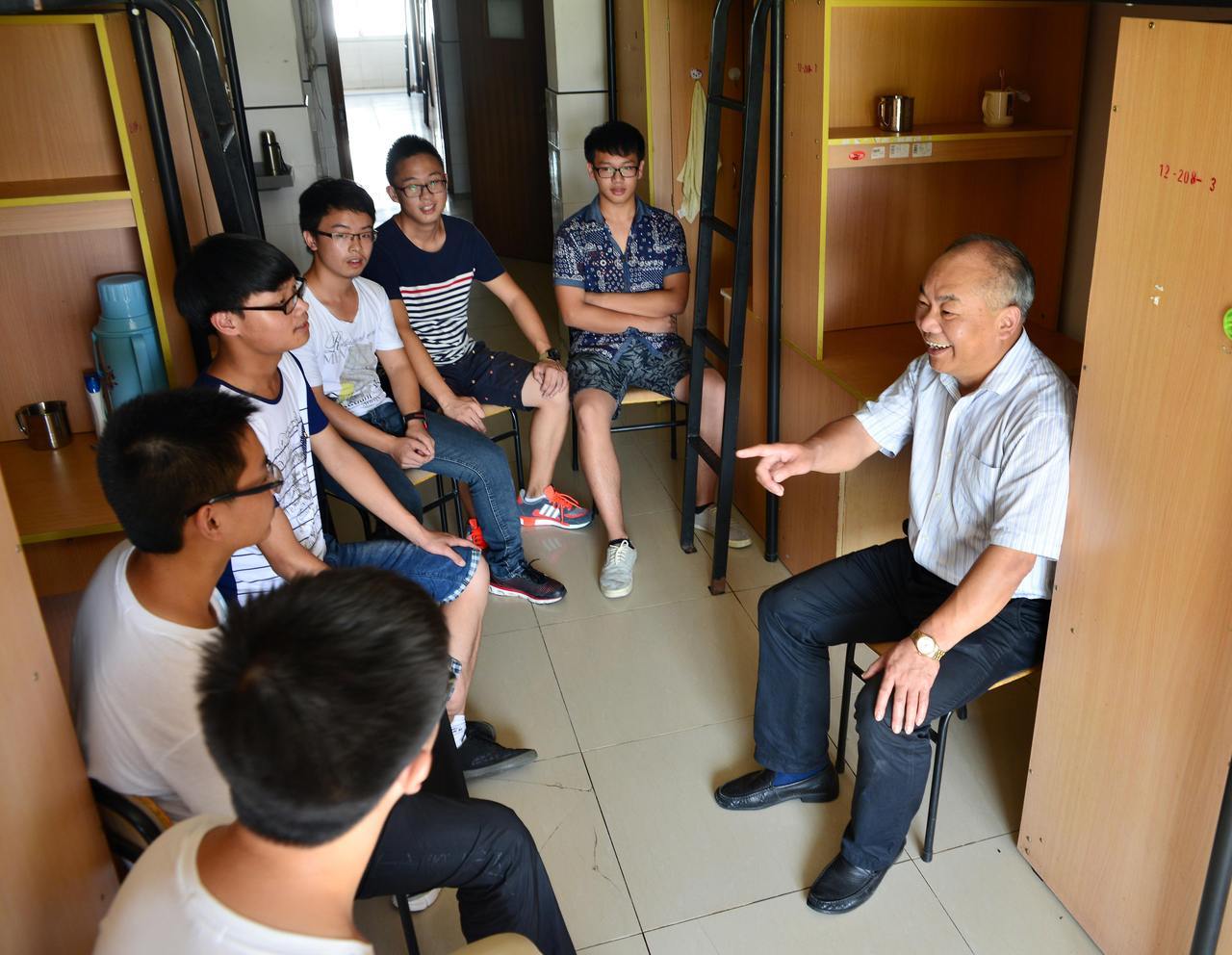 郑志湖在学生寝室与学生谈心（资料图片）