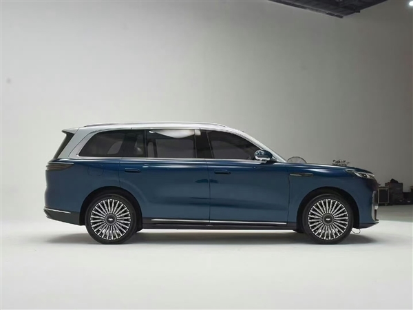 神似问界M9 奇瑞风云T11实车亮相:双拼车身+增程混动