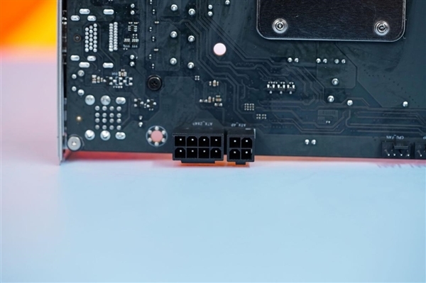 正面没有一根线!铭瑄H770YTX D5 WIFI主板图赏