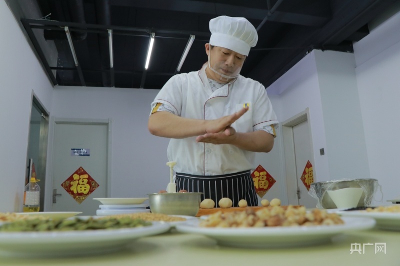 于艳宁正在制作月饼（央广网记者 周思杨 摄）