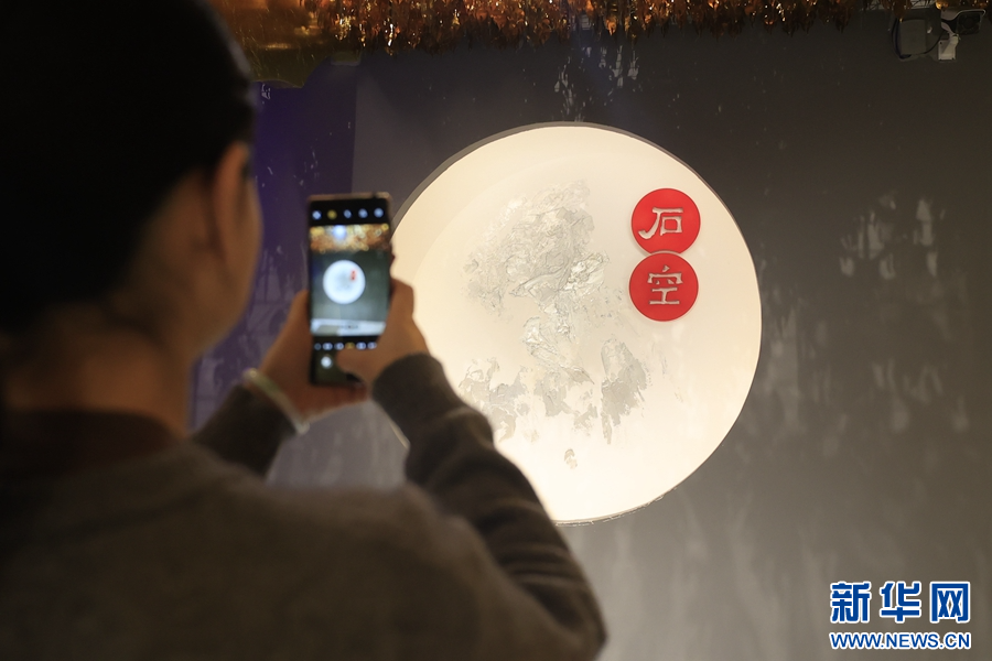 大理石方志馆里，一名游客正在参观拍照（摄于4月3日）。（新华网 赵普凡 摄）