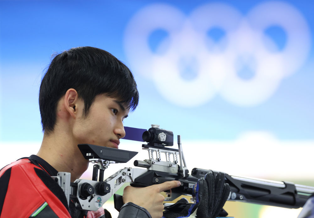 7月28日正规配资线上 ，中国选手盛李豪在男子10米气步枪资格赛中。新华社记者 赵丁喆 摄