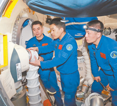 1月29日，神舟十八号航天员乘组在核心舱模拟器中训练（资料图片）。徐 部摄
