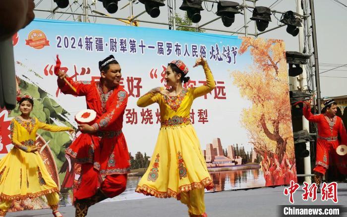 5月1日，新疆·尉犁第十一届罗布人民俗烧烤节开幕现场。邓雅兮 摄
