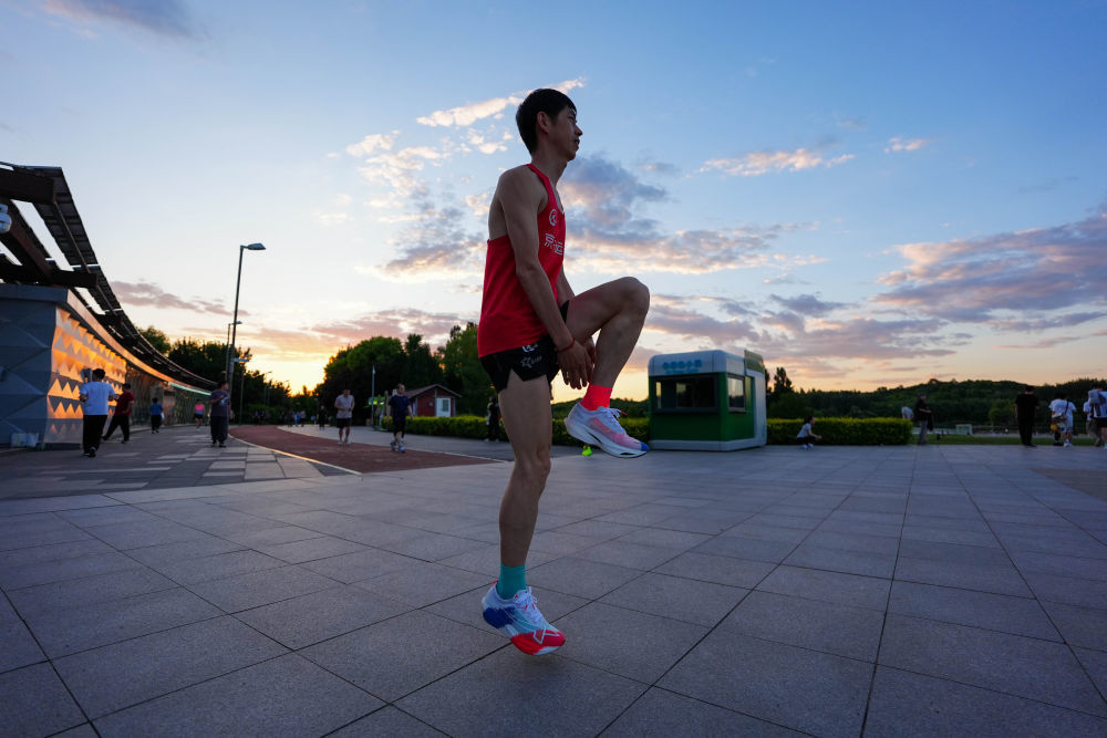 6月24日，栾玉帅在北京奥林匹克森林公园进行跑前热身。