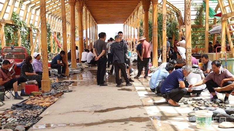 玉石交易现场 （央广网发 乃比江 摄）