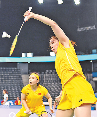 当地时间7月25日，中国体育代表团羽毛球选手陈清晨（左）/贾一凡在巴黎拉夏贝尔门体育馆进行训练。新华社记者 陈 斌摄