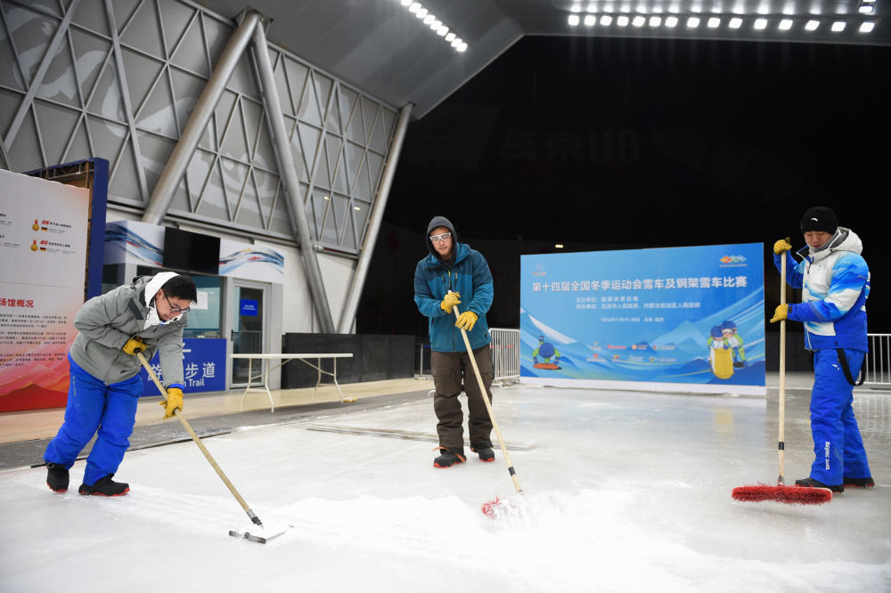 ↑2023年11月24日，李大伟（中）和同事在国家雪车雪橇中心内进行修冰工作。新华社记者 王楷焱 摄