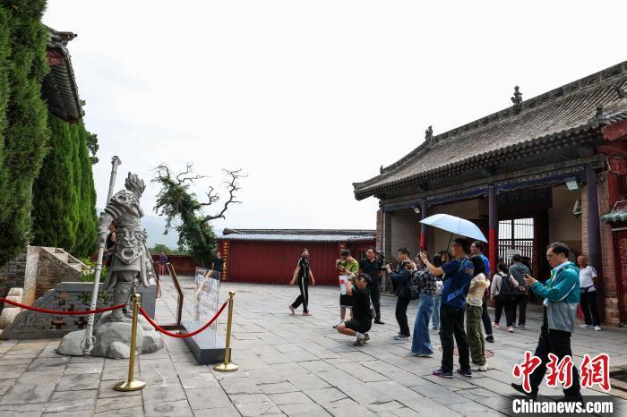 海内外媒体拍摄《黑神话：悟空》游戏中的孙悟空雕像。武俊杰 摄