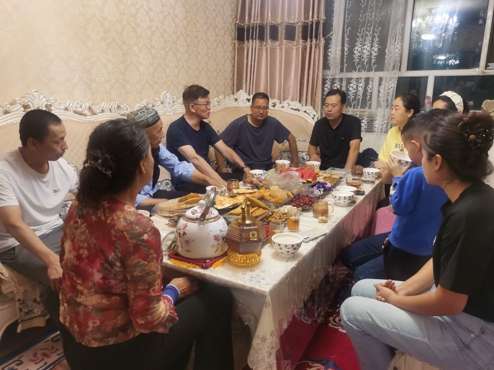 2024年9月，文明路社区的干部群众正在居民家中召开“近邻奶茶会”。新华社发